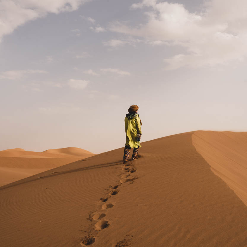 Folge den Spuren im Sand der Sahara, genau wie uns auf den Sozialen Netzwerken.