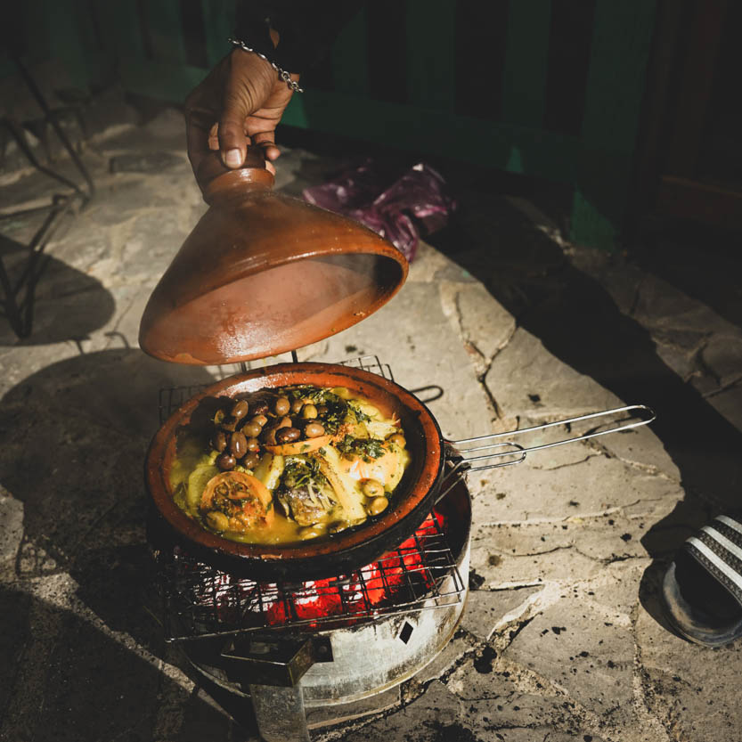 Reiseinformation Essen und Küche in Marokko. Zubereitung einer Tajine.