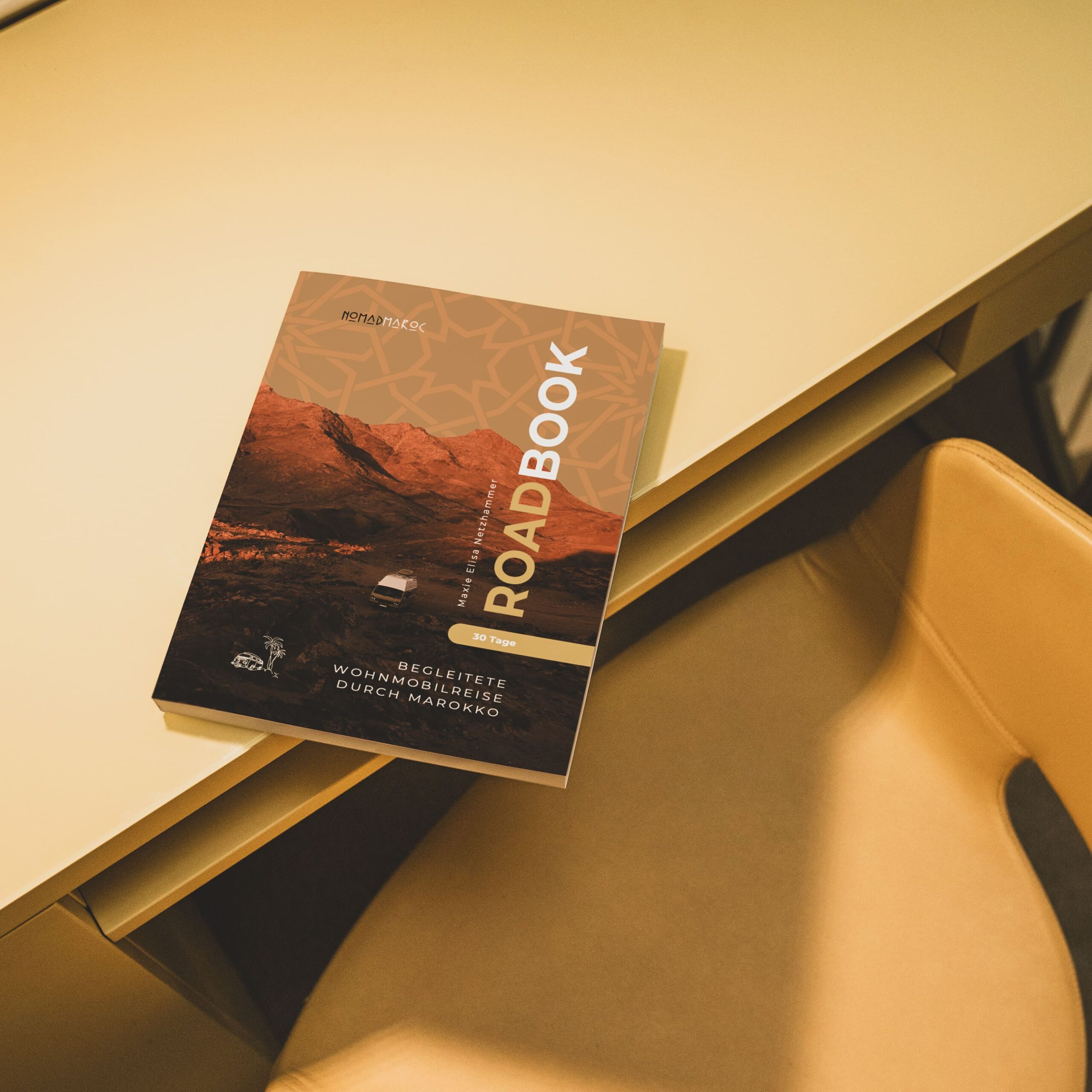 NOMADMAROC Roadbook auf einem Tisch